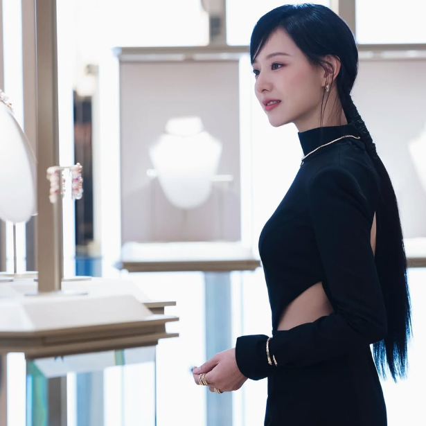 "다른 사람 같다" 턱선까지 바뀐 배우 김지원 뼈말라 냉미녀 비주얼
