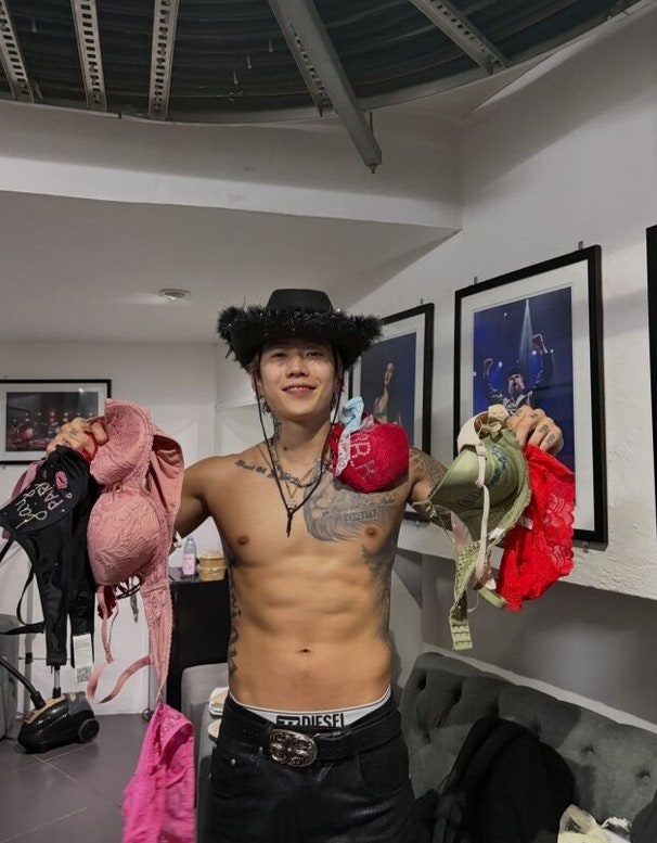 박재범이 애틀랜타 대기실에서 양손에 든 것, 온리팬스 논란까지 다시 불러온 이유