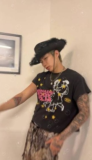 박재범이 미국 대기실에서 양손에 쥔 것, 하루 전엔 무슨 일이 있었나