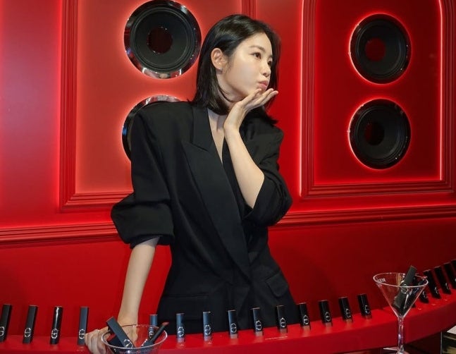 28살 신예은, 사진 한 장에 댓글이 터진 이유... 레드 조명 속 올블랙의 반전