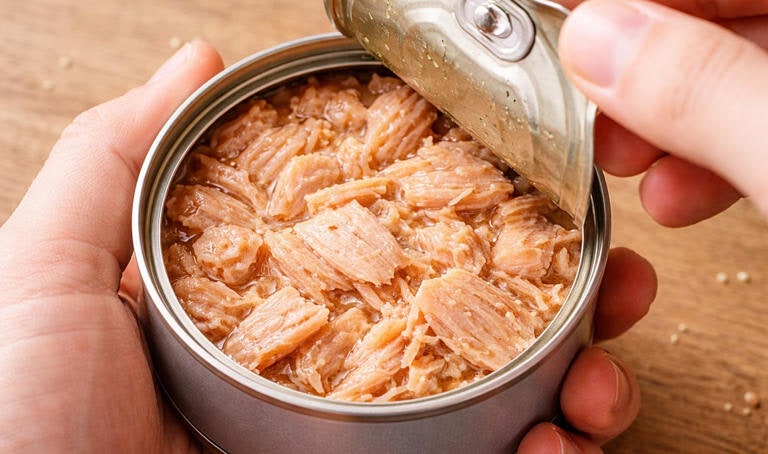 “참치캔 따자마자 먹지 마세요” 대부분 모르고 먹는 ‘이것’ 때문입니다