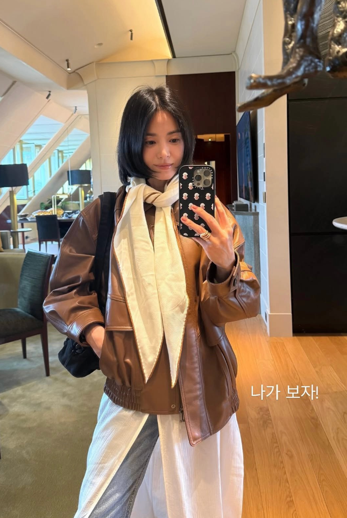 에르메스 스카프에 저렴이 캔버스백? 반전 매력 송혜교 가을 패션