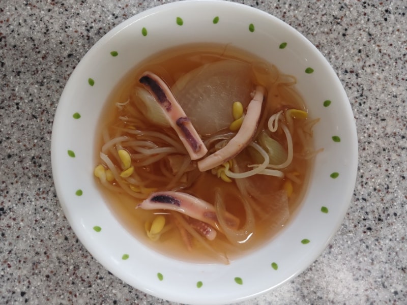 찬바람 불면 생각나는 시원 칼칼한 '오징어콩나물국' 황금 레시피