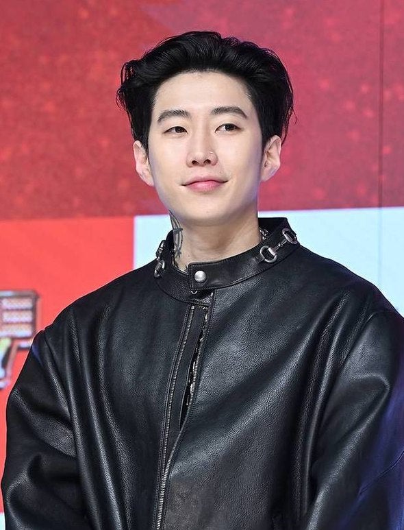 박재범이 대기실에서 양손에 쥔 그것, 알고 보니 미국 투어 첫날 벌어진 일