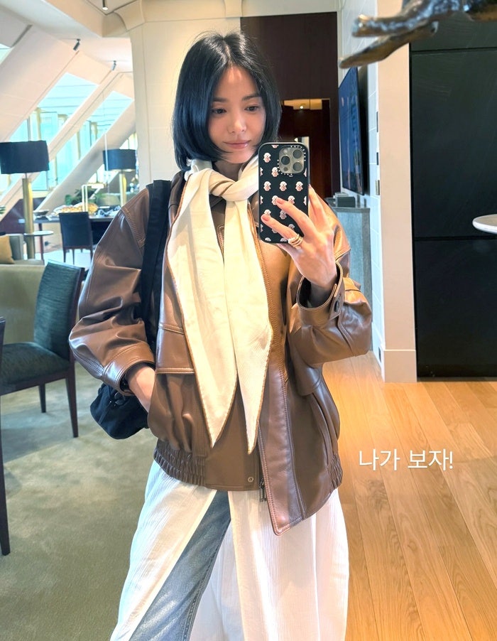 송혜교 가죽재킷 단발 가을미모, 거울 셀카 속 성숙한 분위기의 가을 스타일링 공개
