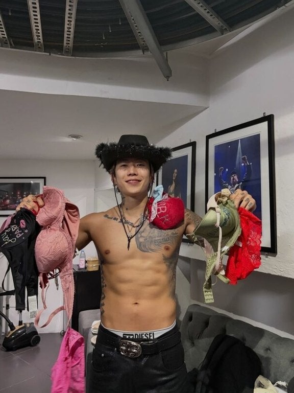 박재범이 대기실에서 양손에 쥔 것, 팬들 반응이 갈린 이유