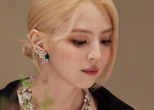 한소희 백금발 변신, “2주에 한 번 뿌리 탈색”까지 감수한 이유