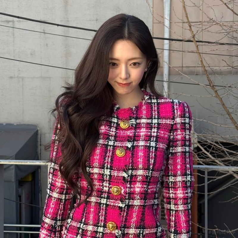 "핫핑크는 아무나 못 입는다더니" 있지 유나, 발망 트위드 원피스 한 장에 시선 집중