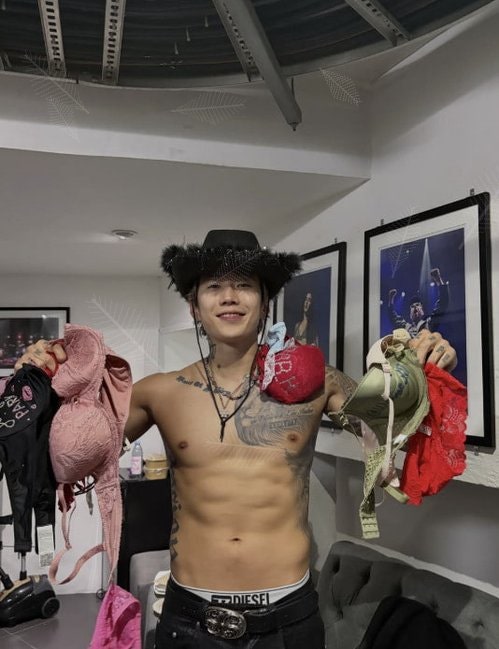 박재범이 대기실에서 양손에 든 그것, 직접 인증한 이유