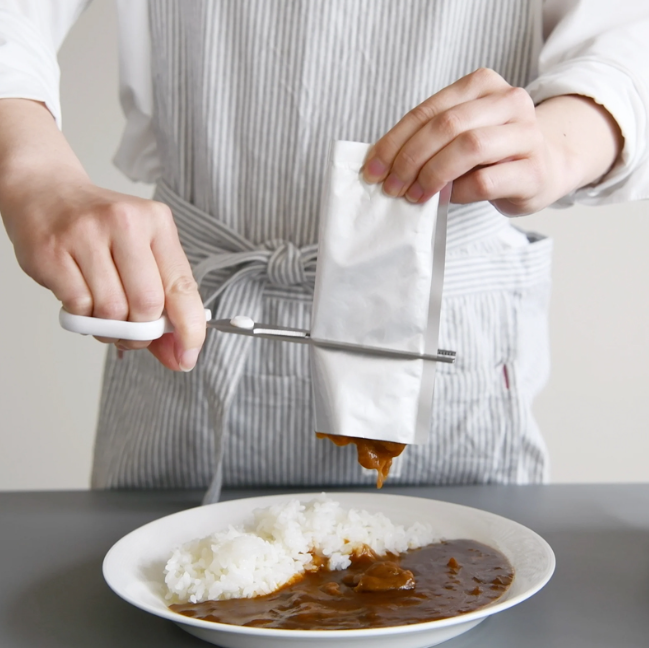 레토르트 봉지, 뜨거워서 잡고 자르고 짜기 불편했다면? 가위 하나로 해결