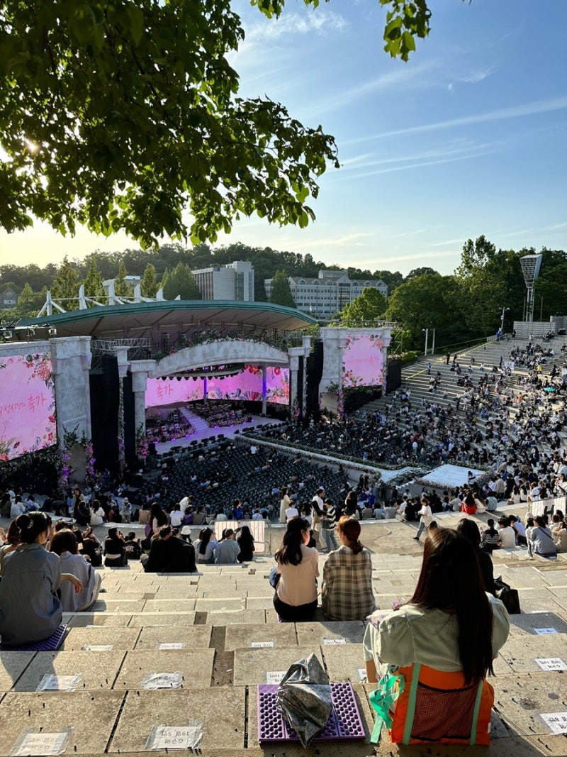 '고막남친' 성시경, 16만원 첫 야외 콘서트 후기 터졌다…오전 11시 땡볕 대기에 결국