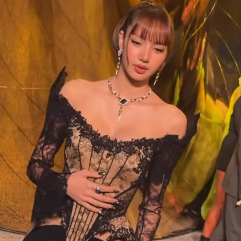 너무 과했나... 리사 드레스에 묻힌 불가리 주얼리? 앤 해서웨이와 나란히 보니 달랐다