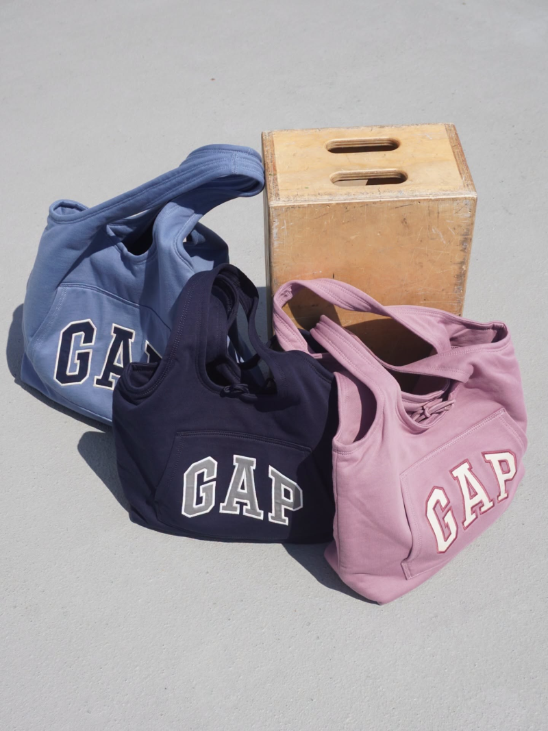 후드티를 그대로 어깨에? 갭 후디가 가방이 됐다! 첫 핸드백 컬렉션 GapBag