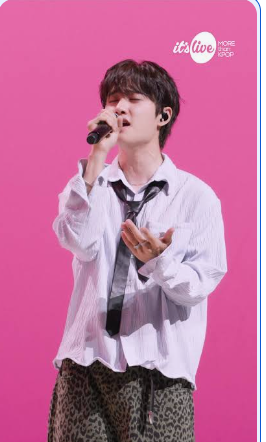 도경수 "섹시한 건 카이가 해야죠", 끈적한 신곡 기타리스트 밴드 라이브 공개(잇츠라이브)