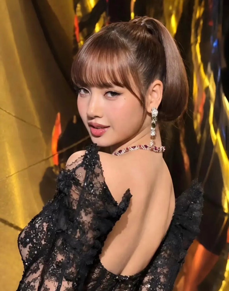 목걸이만 약 5억원대? 뉴욕 불가리 행사 참여한 리사 패션 정보: 불가리 목걸이, 귀걸이, 블랙....