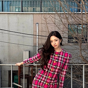 "핑크인데 안 촌스럽네" 유나가 착용한 500만원대 발망 트위드 원피스