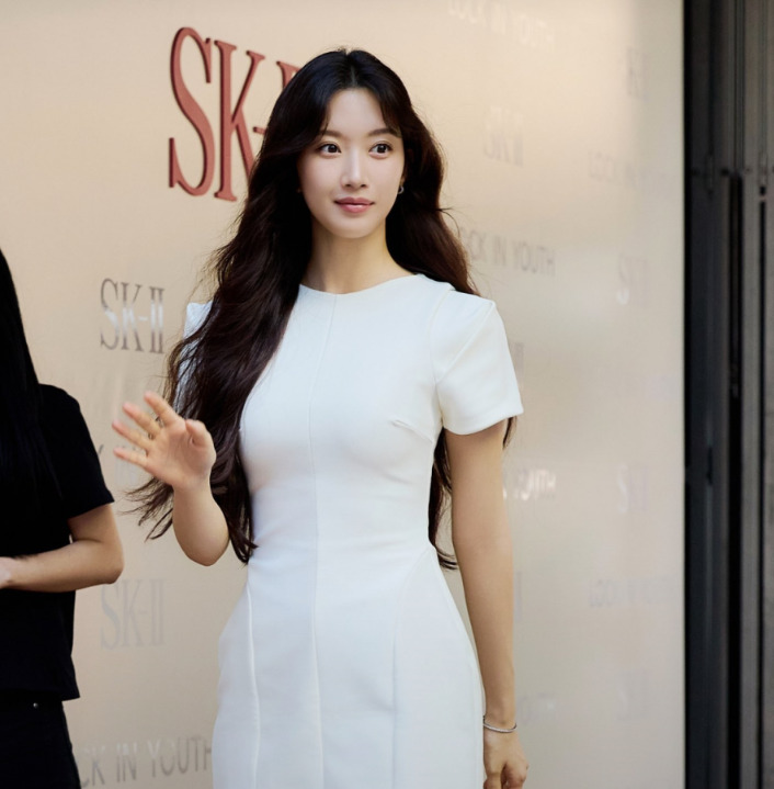 "드라마 '고래별' 앞두고 물오른 미모"배우 문가영, 성수동 팝업스토어 초토화시킨 화이트 미....