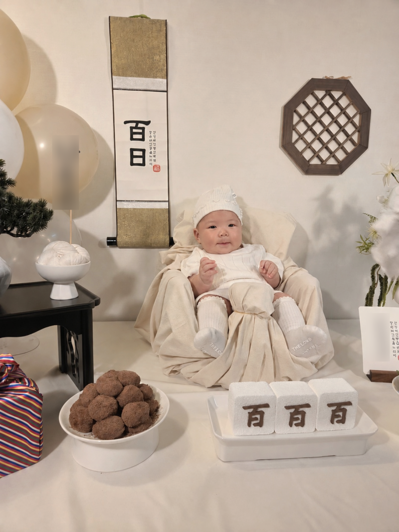 100일 사진 한번 입고 끝? 더로하 M사이즈 사서 내년까지 입히는 꿀팁 (셀프 백일상 착샷)