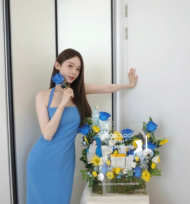 강민경 일상 사진, 파란 드레스보다 더 눈에 남은 건 ‘머리를 묶는 방식’이었습니다