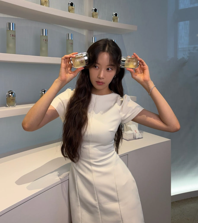 옷값 듣고 다시 봤네.. 7만원대 문가영 화이트 반팔 원피스 정체