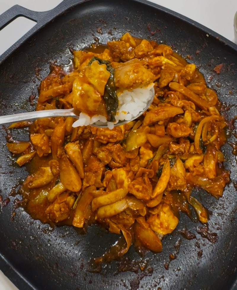 아이 반찬과 어른 안주를 동시에 끝내는 원팬 닭갈비 레시피
