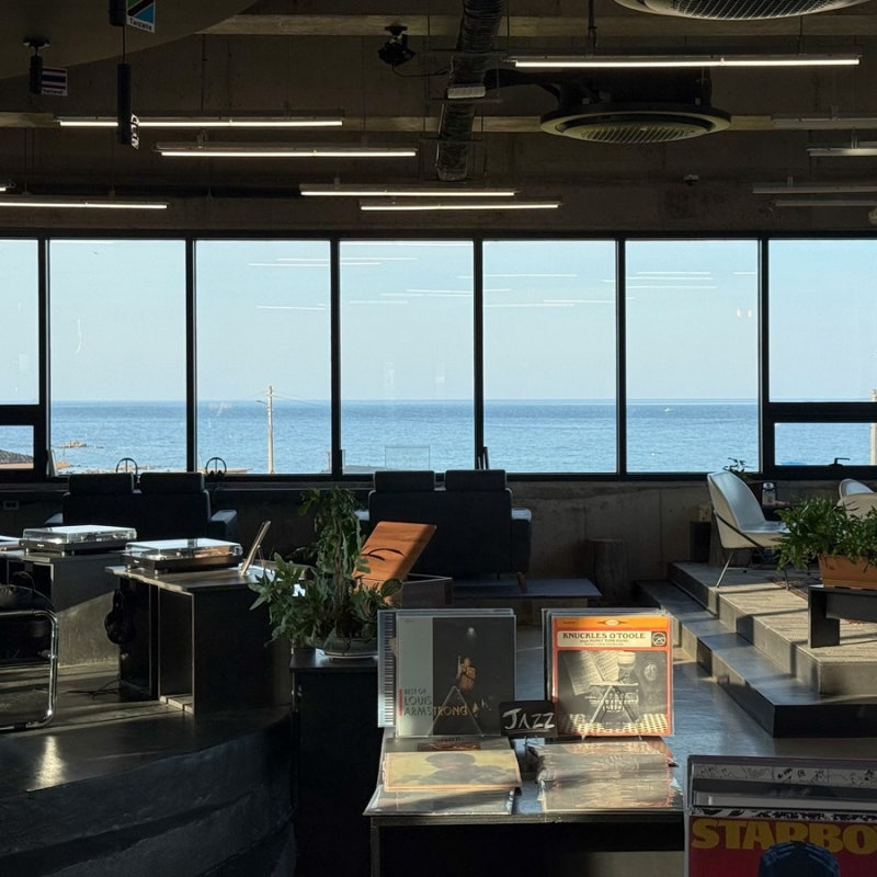 오아시스 제주｜제주 동쪽 함덕 근처 바다뷰 신상 LP카페 추천 방문 후기