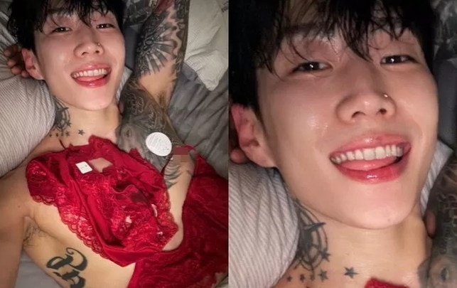 새벽에 터진 박재범 대기실 사진, 양손에 쥔 그것 뭐길래