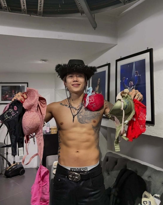 '상탈' 박재범, 팬들이 던져준 여성 속옷 양손 가득 인증