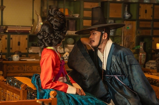 "글로벌 OTT를 종횡무진 누비는" 배우 지창욱이 넷플릭스와 디즈니+를 오가며 활발한 활동을 ....
