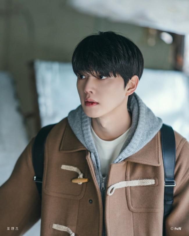포핸즈 송강은 어떻게 배우가 됐을까? 아이돌 제의를 거절하고 ‘넷플릭스의 아들’이 되기....