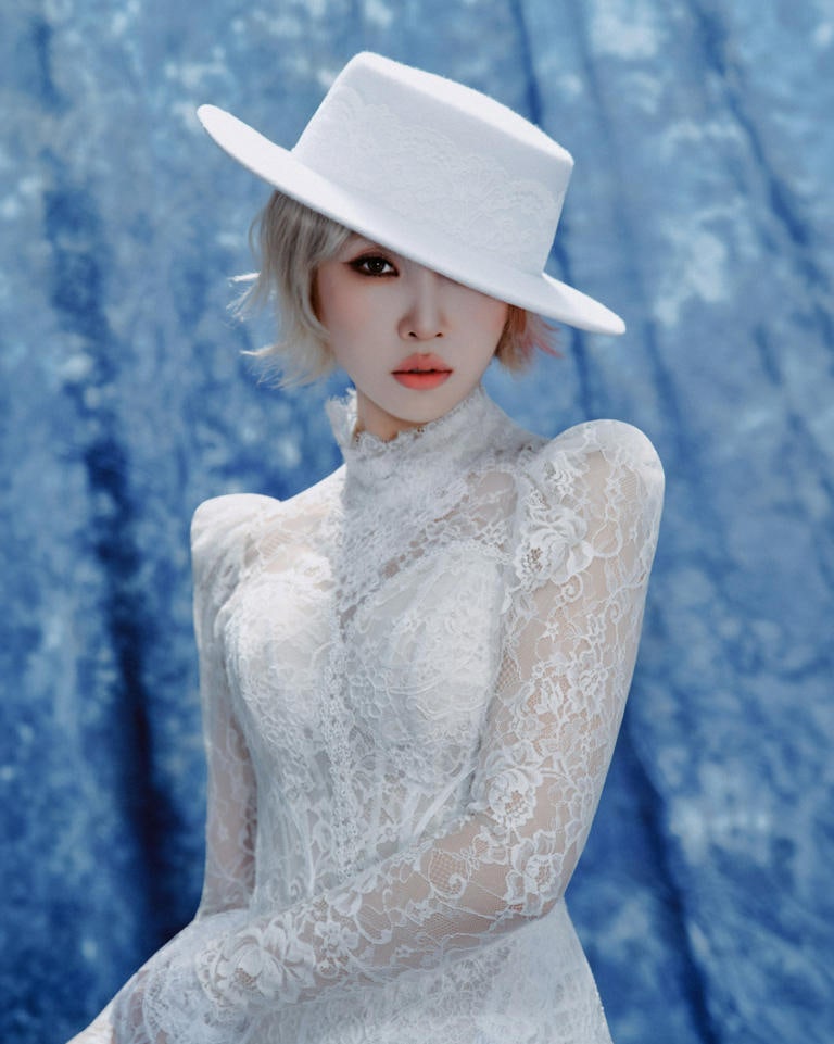 2NE1 공민지 컴백, 순백 웨딩드레스 변신…9월 28일 ‘CALLING’ 공개