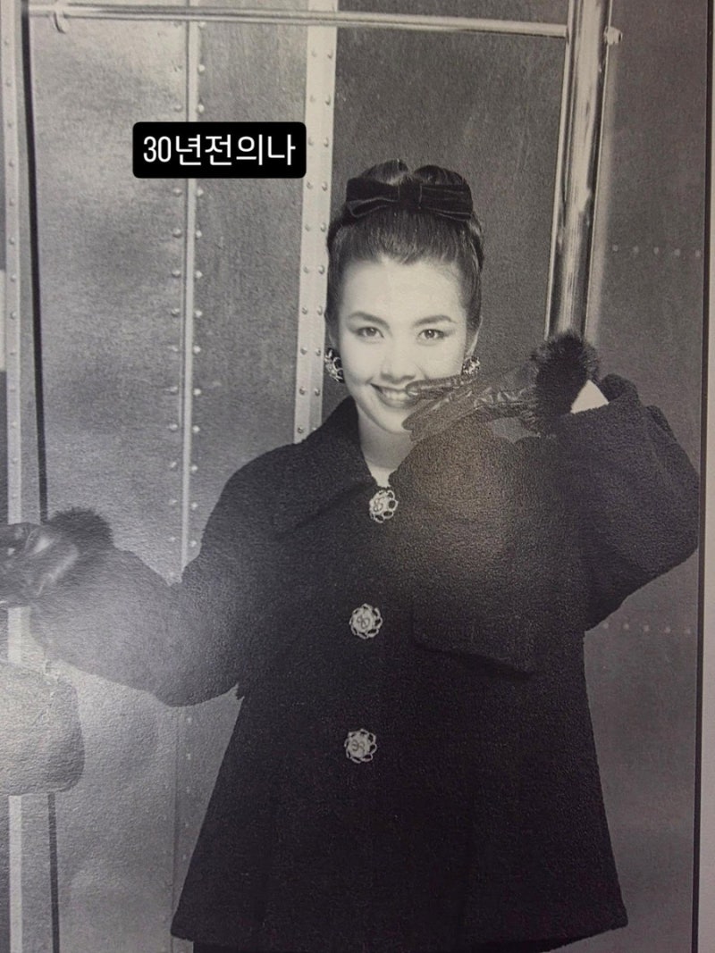 신애라 30년 전 사진 공개… 57세인 지금과 비교해보니 “이 분위기” 그대로