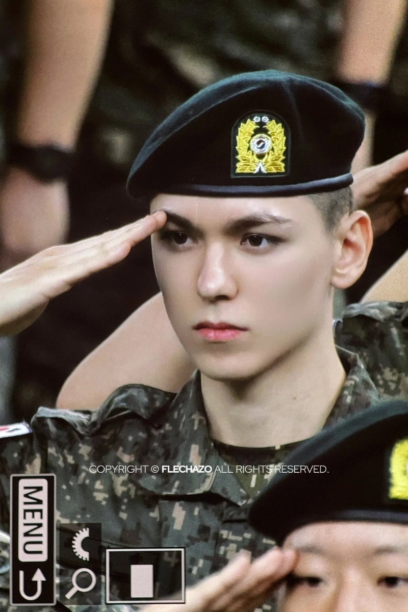 세븐틴 버논 군복 입은 모습 화제…복수국적에도 한국서 병역 이행