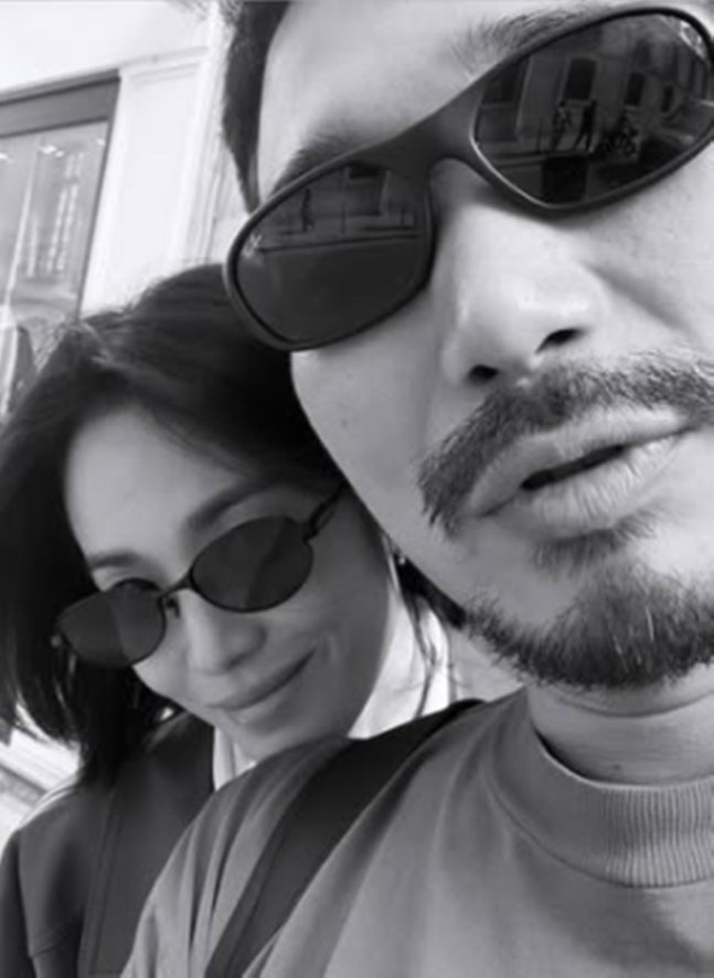 송혜교, 파리서 남사친과 찰싹 붙어 셀카…하트까지♥ “너무 다정해”