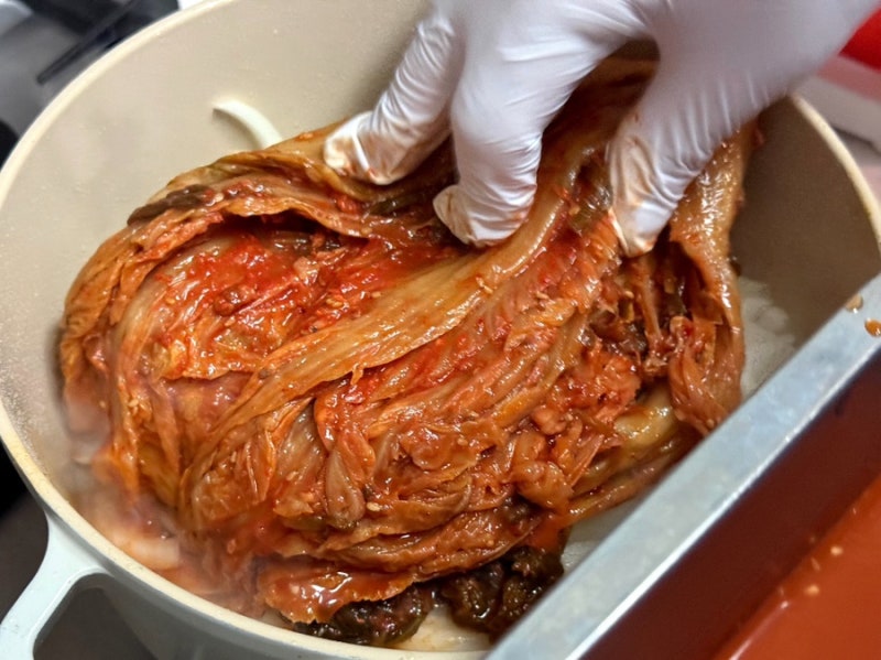 돼지목살 김치찜 황금레시피 | 고기 먼저 굽고 참치액 넣는 30분 완성법