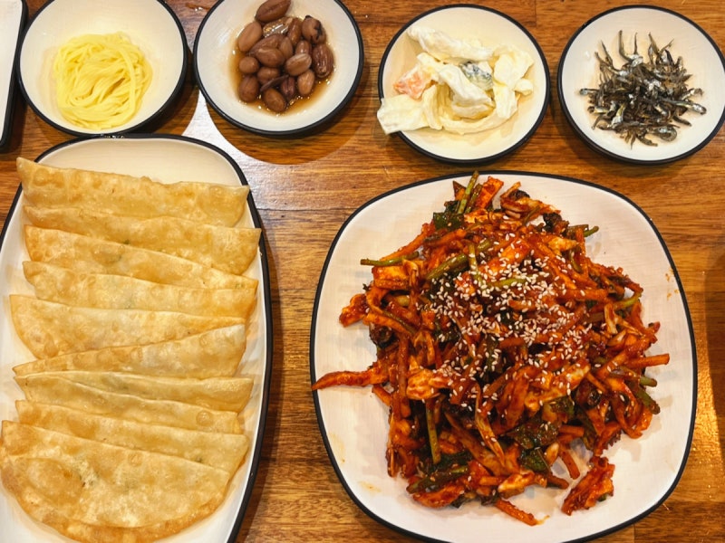 대구 맛집 | 반고개의성무침회 본점 | 납작만두와 오징어무침의 맛있는 조합