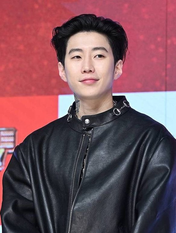 박재범이 대기실에서 양손에 쥔 그것, 해외 팬들은 환호했는데 국내 반응은 갈렸다