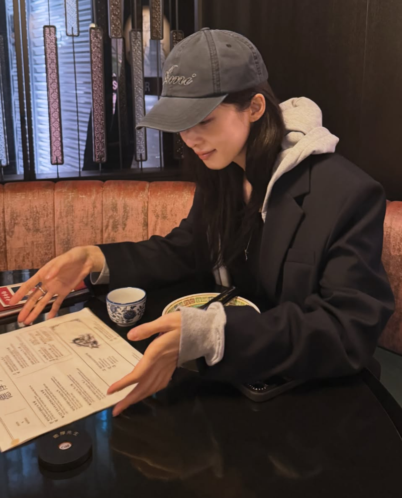 아직도 인소 여주느낌난다는 이청아 패션 뉴발 운동화 PVCS 블레이저 이랩 가방 착장정보