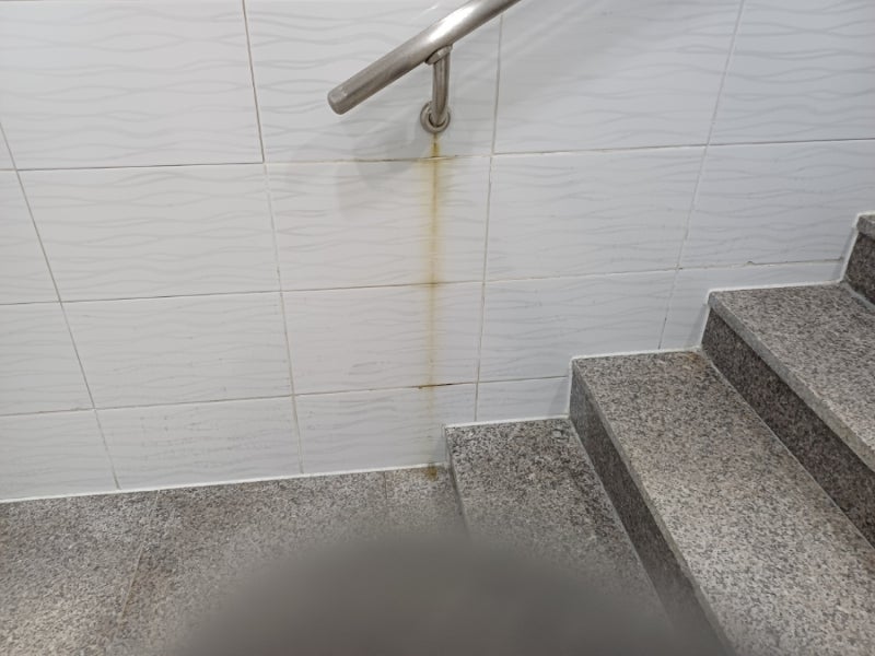 대전 타일 벽면 녹 제거｜계단 난간 녹물·찌든 얼룩 청소 현장