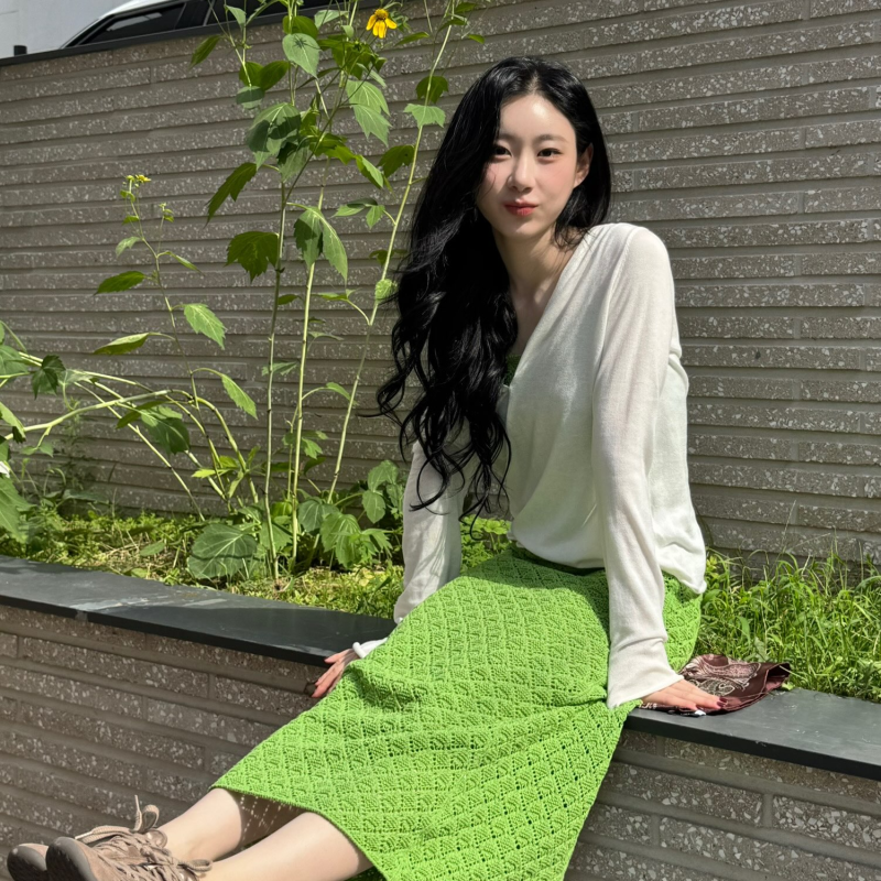 “또 이 신발이야?” 한소희·김나영·채령·차정원까지 겹친 요즘 운동화 정체