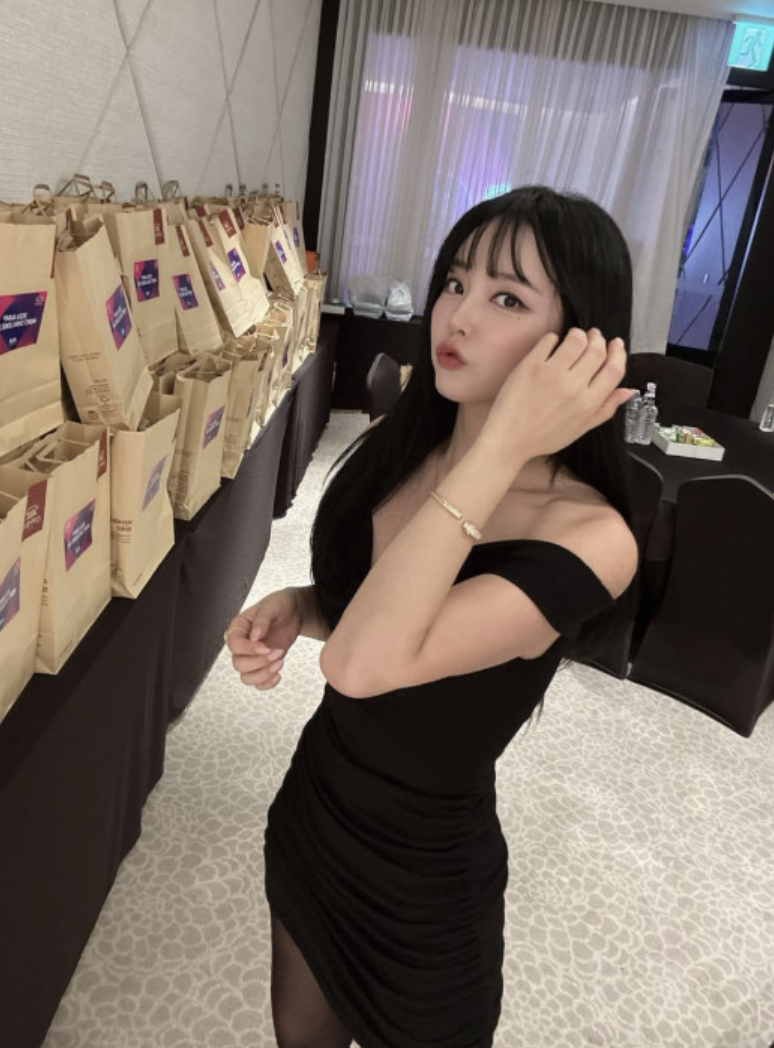 홍진영, 블랙 오프숄더 드레스로 근황 공개…과거 '임신설' 해명 재조명