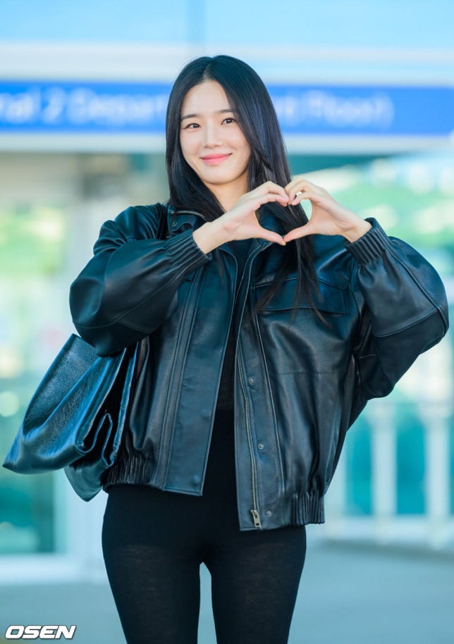 공항만 떴다 하면 난리인 박규영 COS 코스 조합♥ 이번엔 올블랙 레더자켓