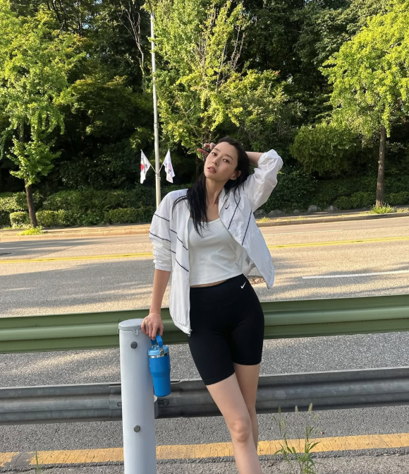 "기본템만 입었는데 분위기 실화?" 흰 티셔츠 하나로 공항과 시사회 올킬한 권나라 패션의 진....