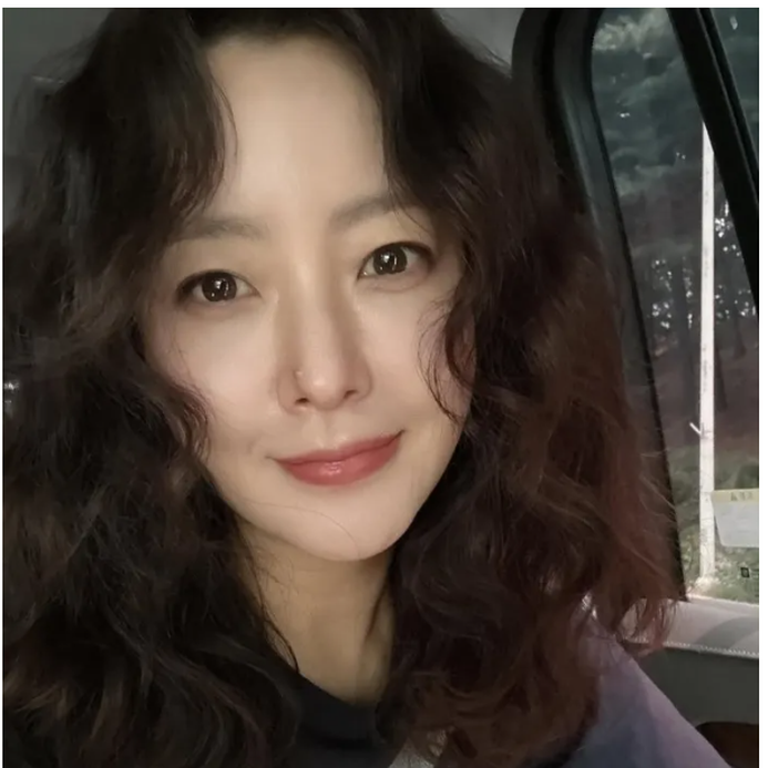 “이 사람이 벌써 49세?” 김희선 최근 사진에 다시 놀란 이유…30년 전 모습과 비교해보니