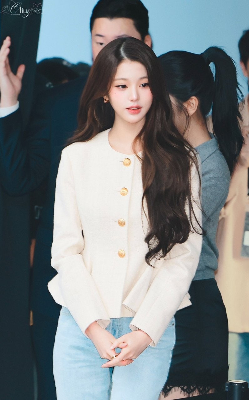 장원영 미우미우 대신 디올 선택, 9.5cm 로즈 힐 샌들까지 완벽 소화