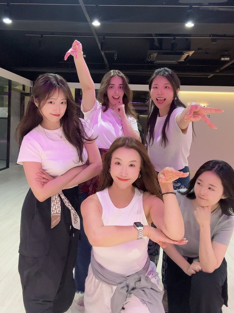 Learning LE SSERAFIM's Boompala, Constantly Appearing in My Feed by Algorithm These Days _ Yeongdeungpo-gu Office HM Dance