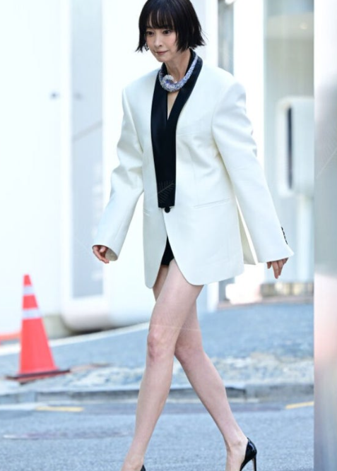 이나영 46세 맞아?…긴머리 싹둑 자른 ‘하의실종’ 패션