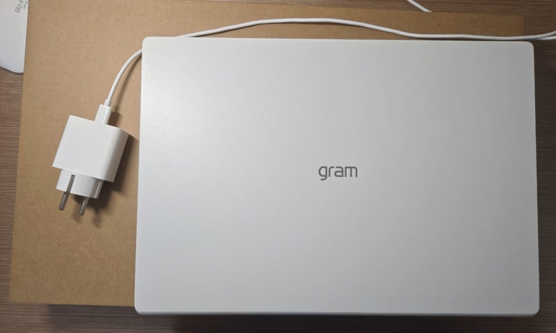 역시 가벼운 게 최고네요! LG 그램 Pro AI 2026 17Z90U-GS5WK 첫 노트북 장만했어요