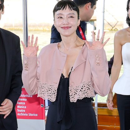 "53세 맞아?.." 전도연, 역대급 헤메코로 완성한 동안 미모 화제