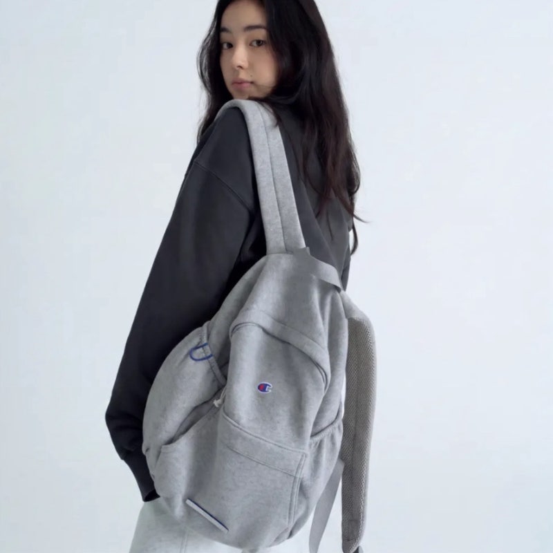 “맨투맨인 줄 알았는데 가방?” 챔피온×로우로우, 11만9천원 백팩 벌써 품절